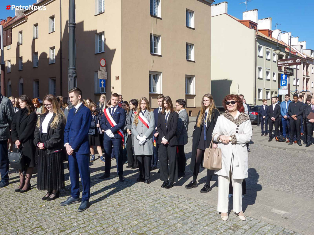 Apel płockich maturzystów. Oddali hołd poległym i zamordowanym [ZDJĘCIA]