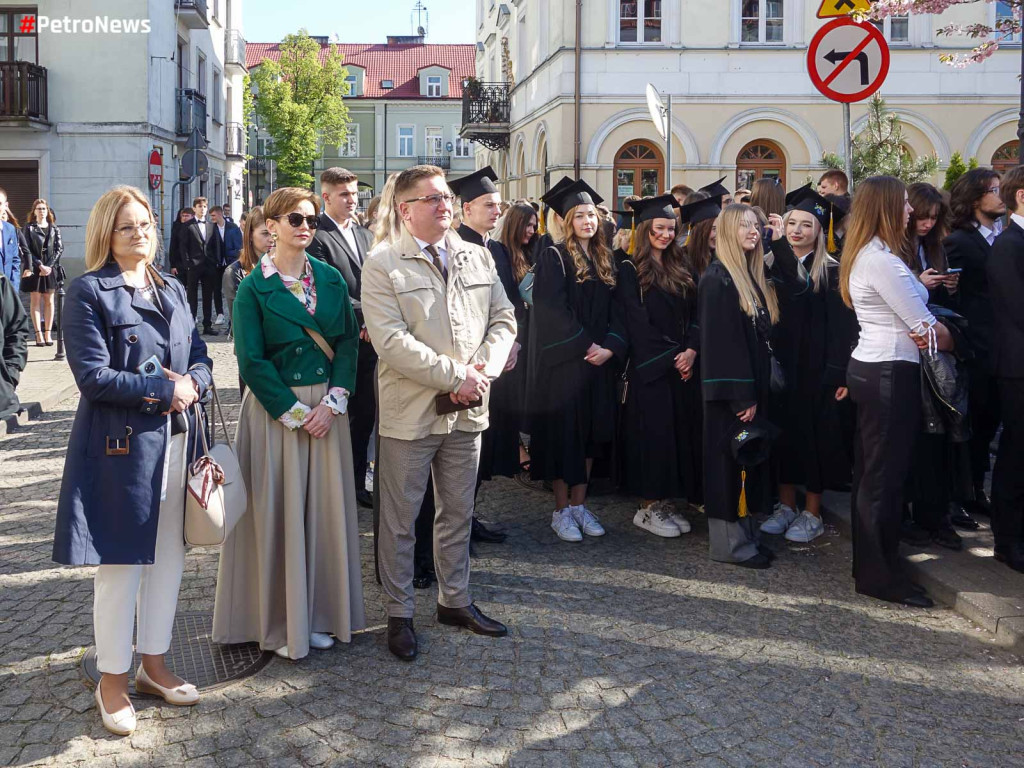 Apel płockich maturzystów. Oddali hołd poległym i zamordowanym [ZDJĘCIA]