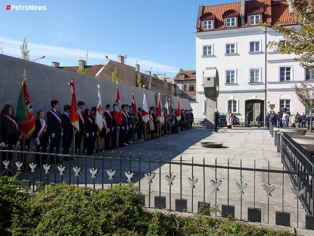 Apel płockich maturzystów. Oddali hołd poległym i zamordowanym [ZDJĘCIA]