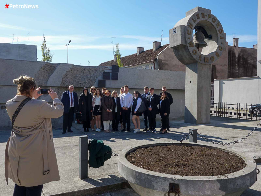 Apel płockich maturzystów. Oddali hołd poległym i zamordowanym [ZDJĘCIA]