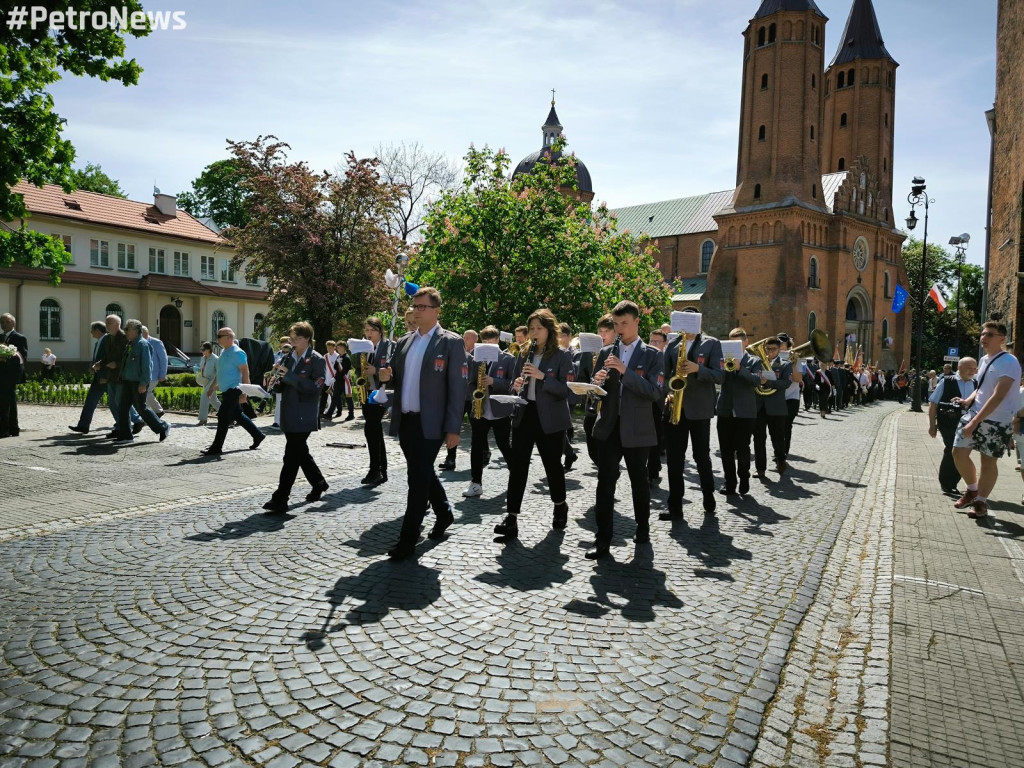 Kwiaty, sztandary i muzyka. Rocznica uchwalenia Konstytucji 3 Maja [ZDJĘCIA]