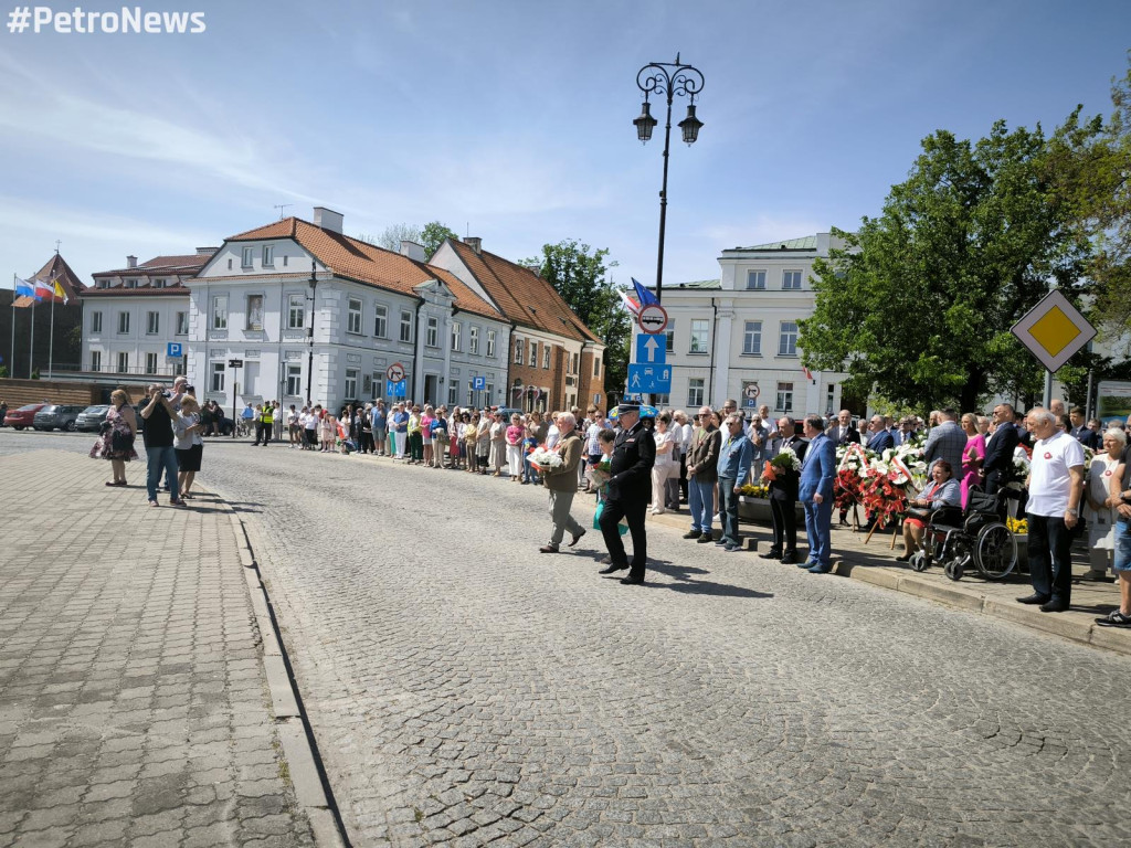 Kwiaty, sztandary i muzyka. Rocznica uchwalenia Konstytucji 3 Maja [ZDJĘCIA]