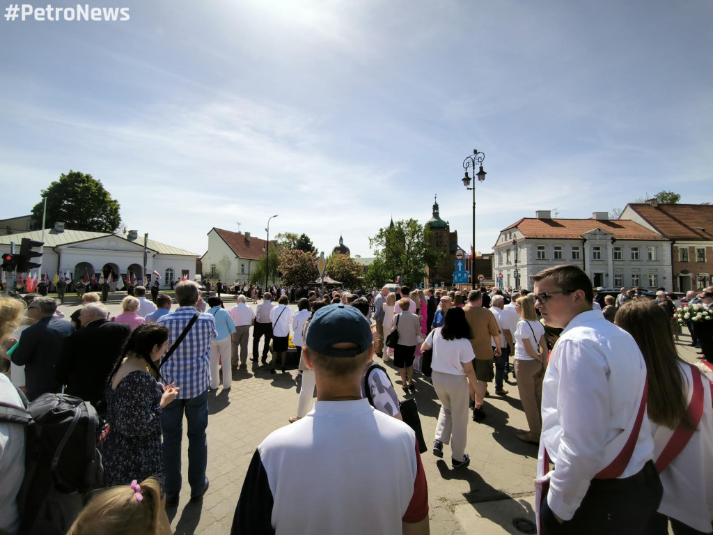 Kwiaty, sztandary i muzyka. Rocznica uchwalenia Konstytucji 3 Maja [ZDJĘCIA]