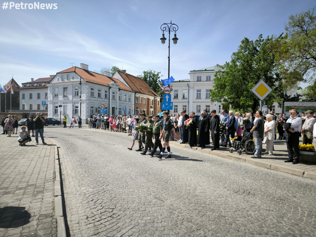 Kwiaty, sztandary i muzyka. Rocznica uchwalenia Konstytucji 3 Maja [ZDJĘCIA]