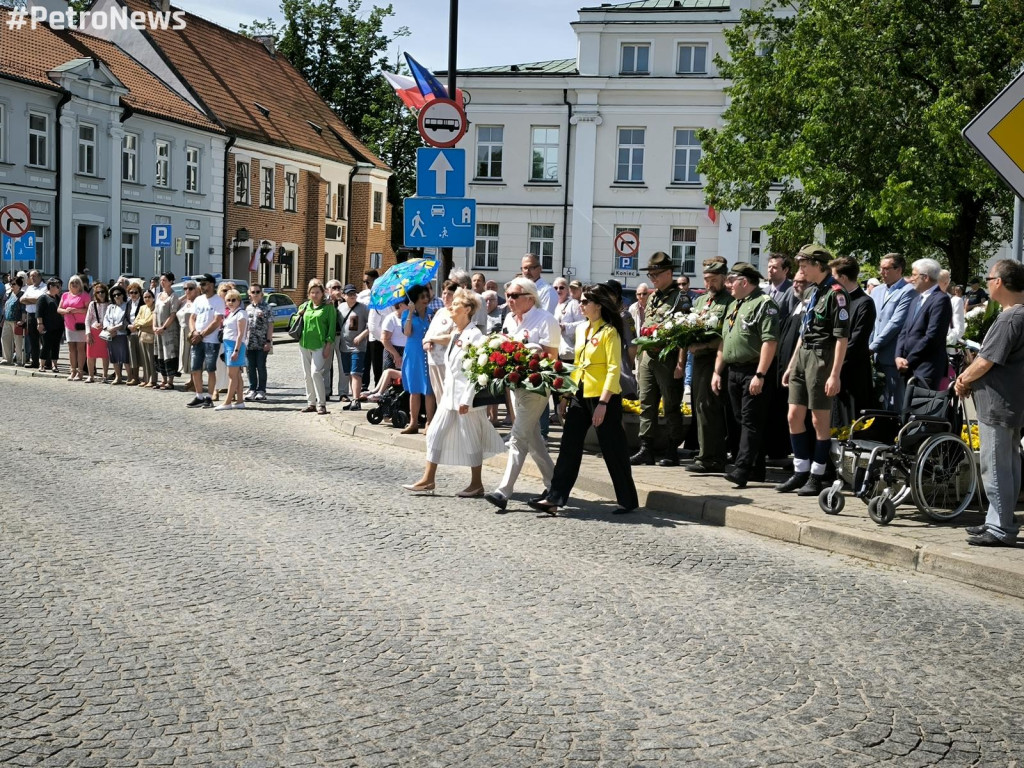 Kwiaty, sztandary i muzyka. Rocznica uchwalenia Konstytucji 3 Maja [ZDJĘCIA]