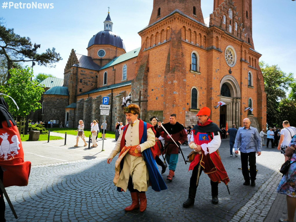 Kwiaty, sztandary i muzyka. Rocznica uchwalenia Konstytucji 3 Maja [ZDJĘCIA]