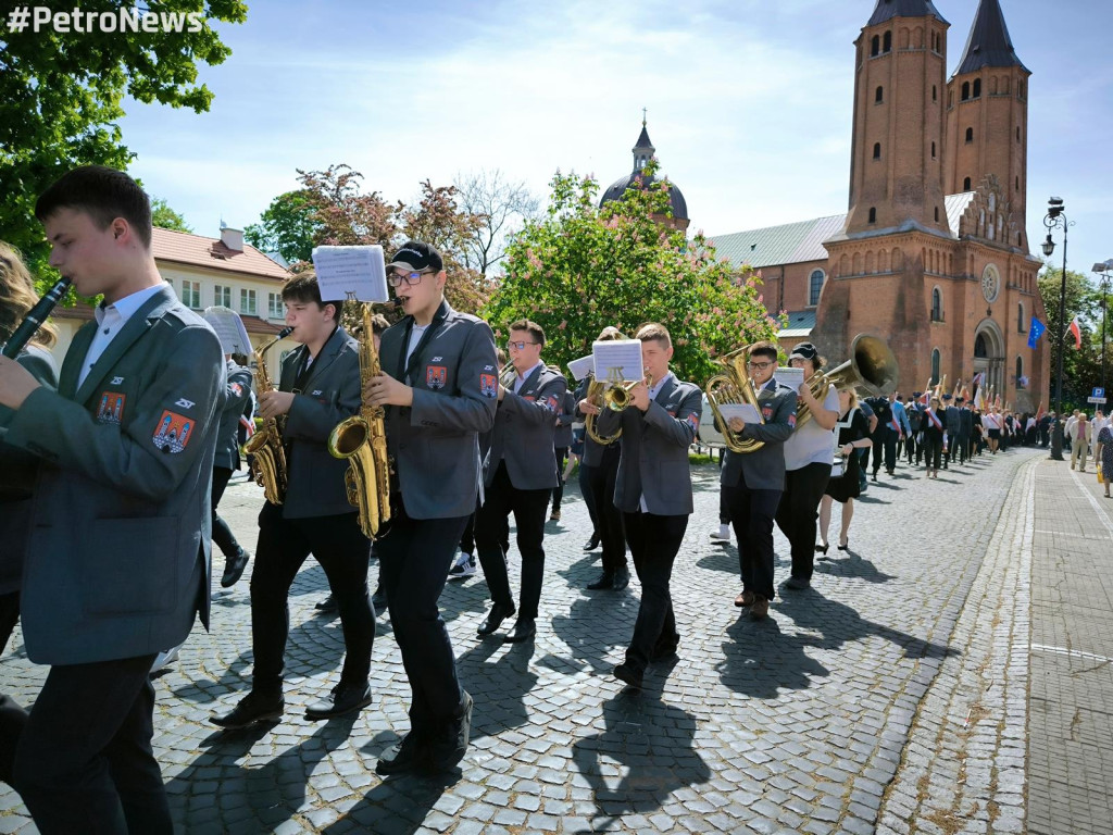 Kwiaty, sztandary i muzyka. Rocznica uchwalenia Konstytucji 3 Maja [ZDJĘCIA]