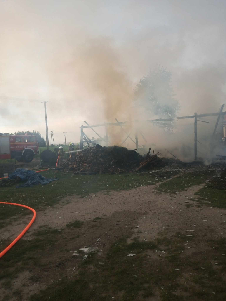 Strażacy walczyli z żywiołem. W akcji osiem zastępów [ZDJECIA]