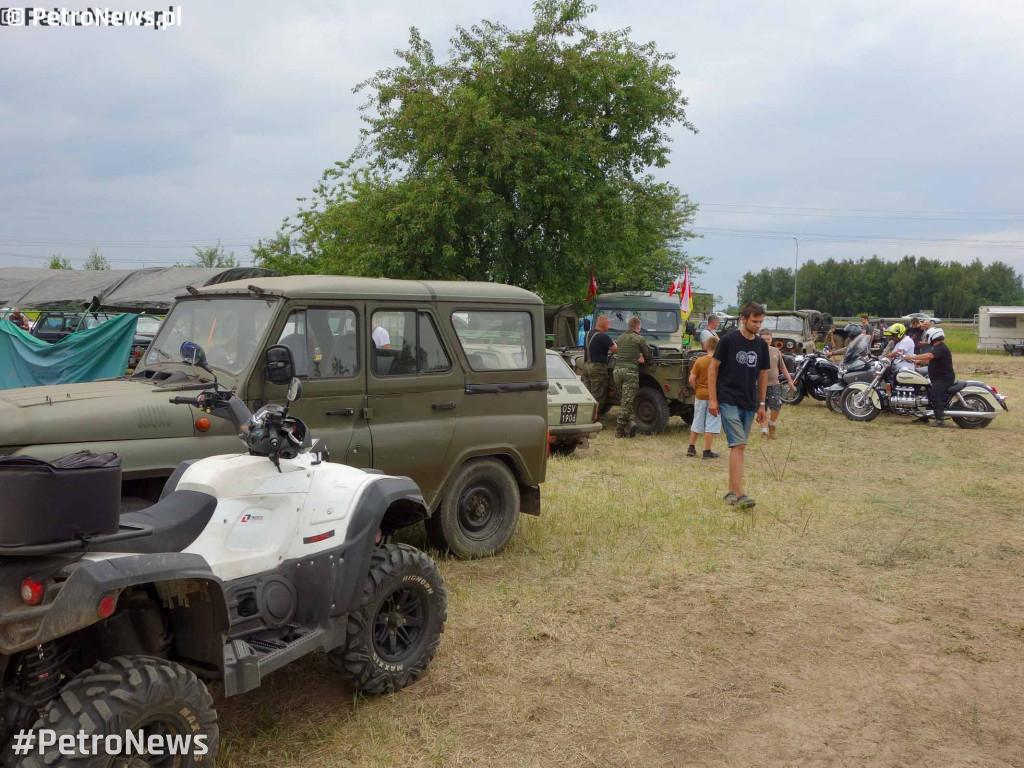Widowiskowe wyczyny pojazdów na zlocie w Płocku