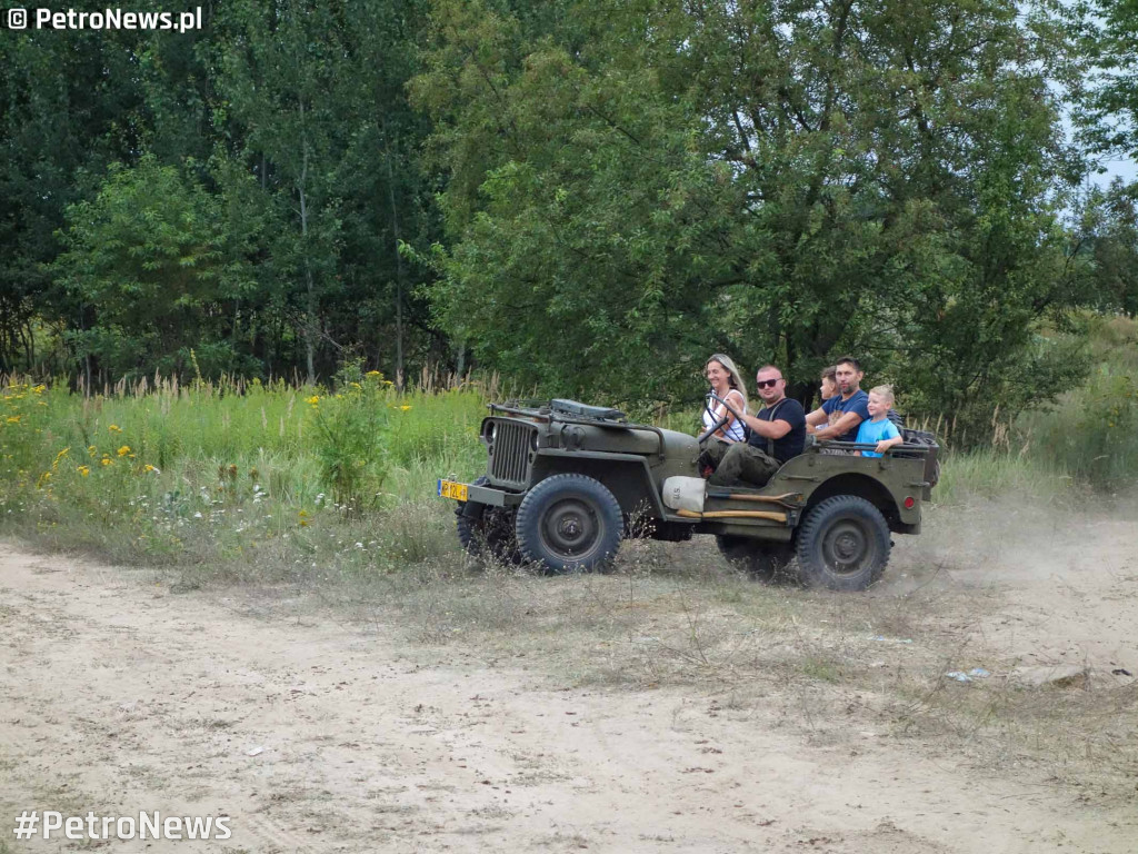 Widowiskowe wyczyny pojazdów na zlocie w Płocku