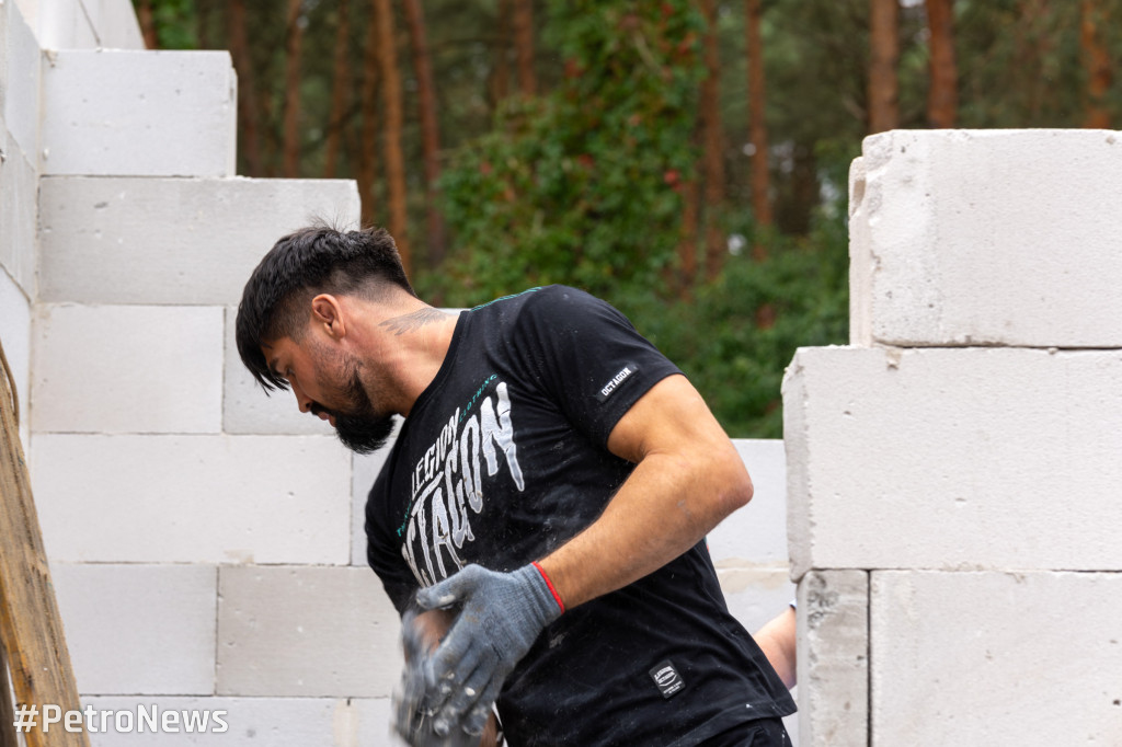 Bracia Tyburscy pomagają w odbudowie domu