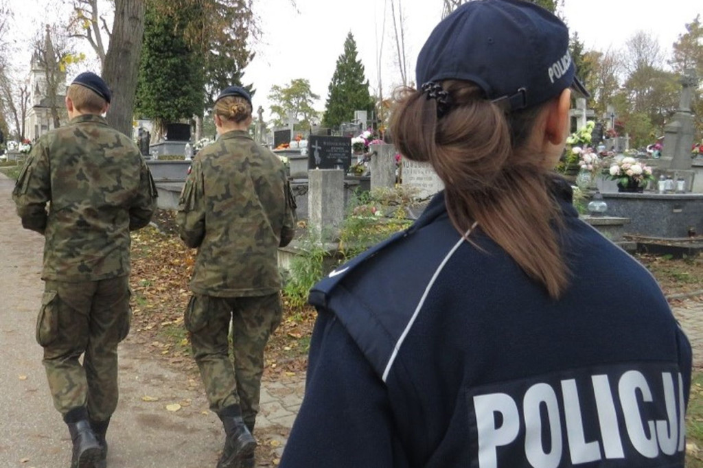 Płoccy uczniowie patrolowali gostyniński cmentarz