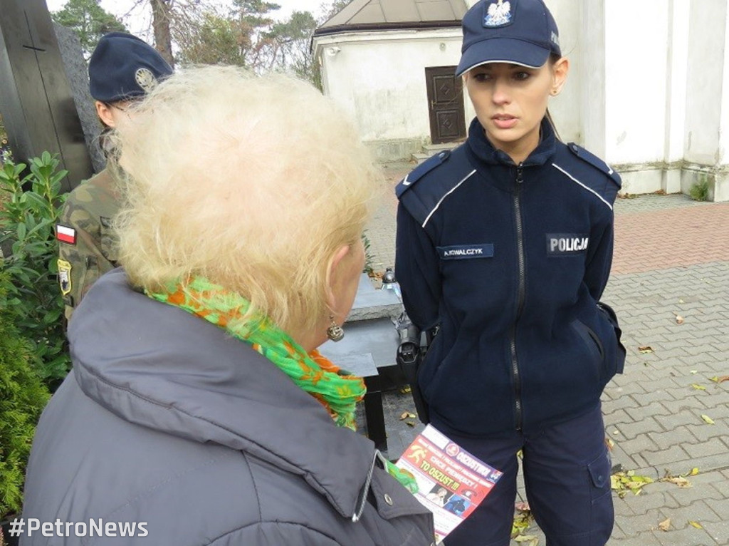 Płoccy uczniowie patrolowali gostyniński cmentarz