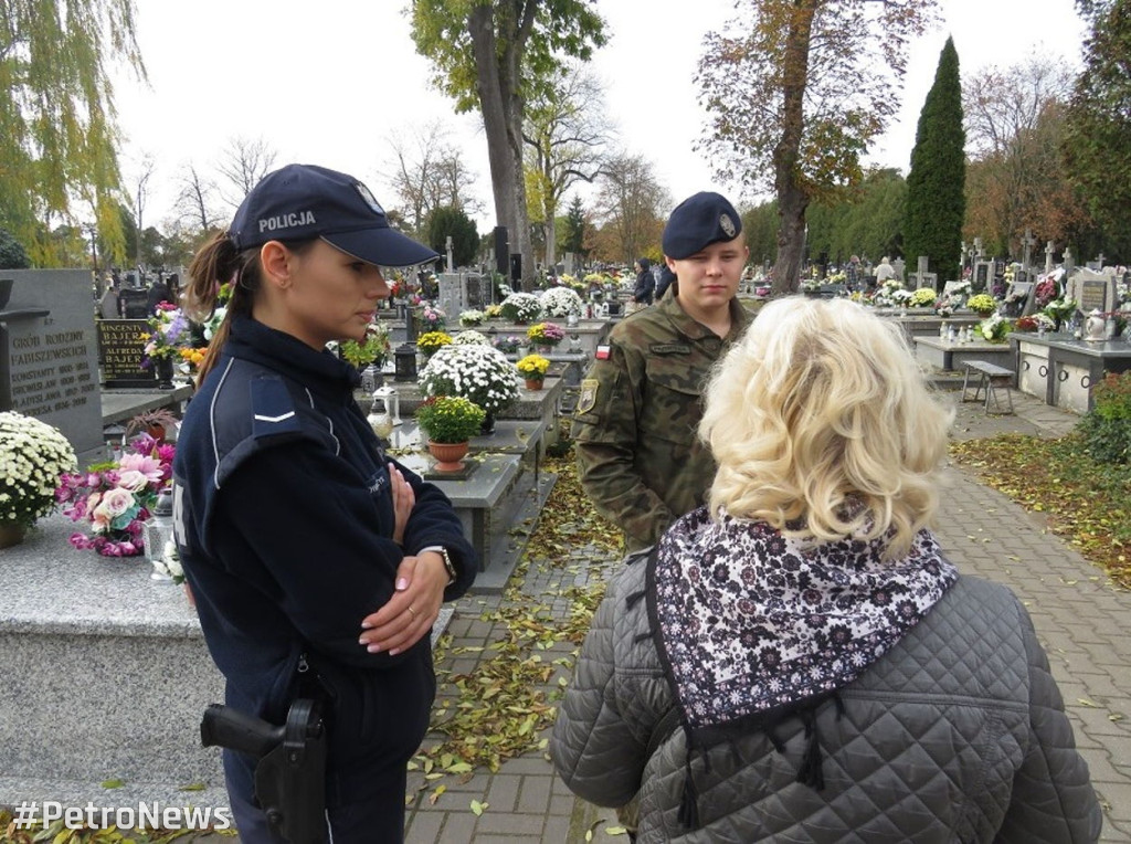 Płoccy uczniowie patrolowali gostyniński cmentarz