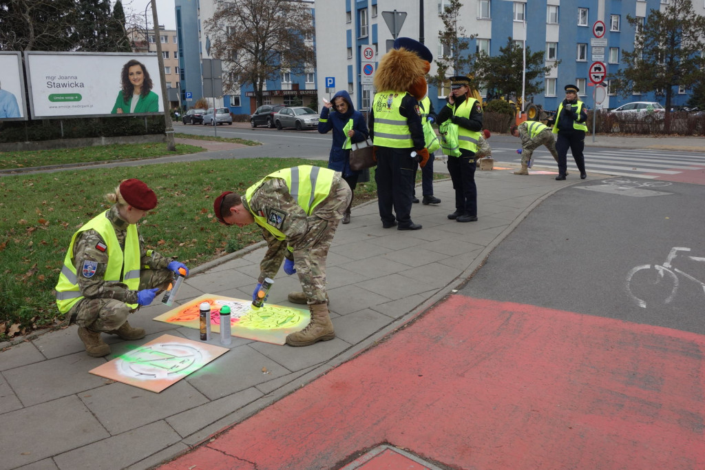 Płoccy mundurowi i uczniowie malowali graffiti