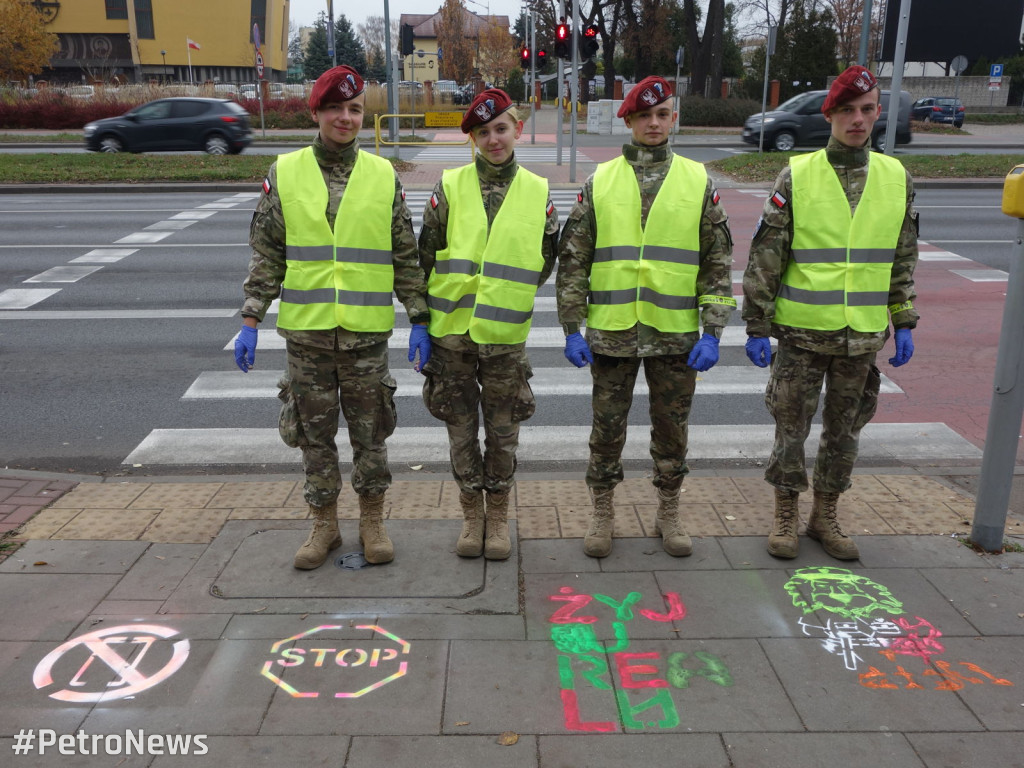 Płoccy mundurowi i uczniowie malowali graffiti