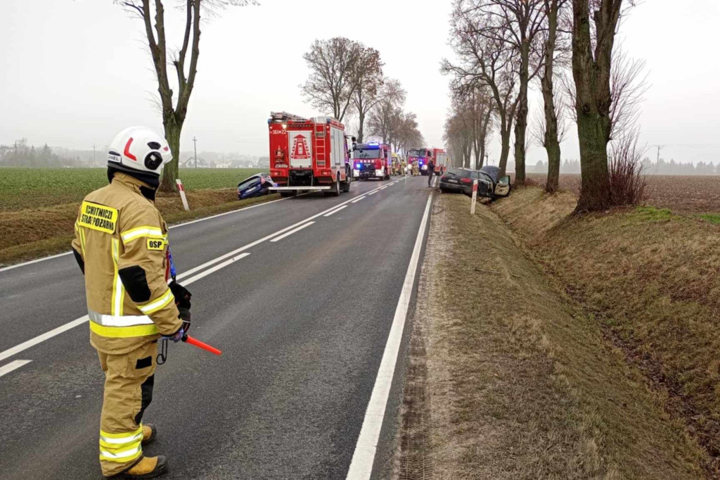 Zderzenie trzech aut podczas wyprzedzania