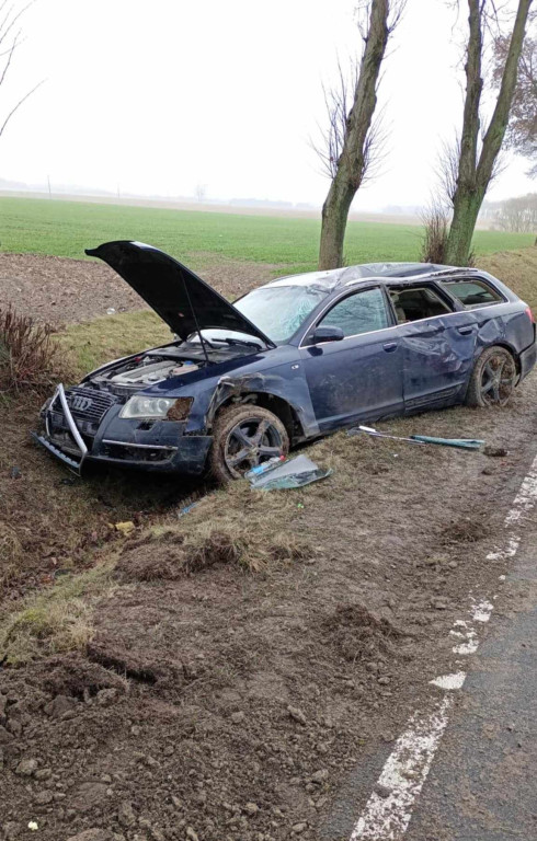 Zderzenie trzech aut podczas wyprzedzania