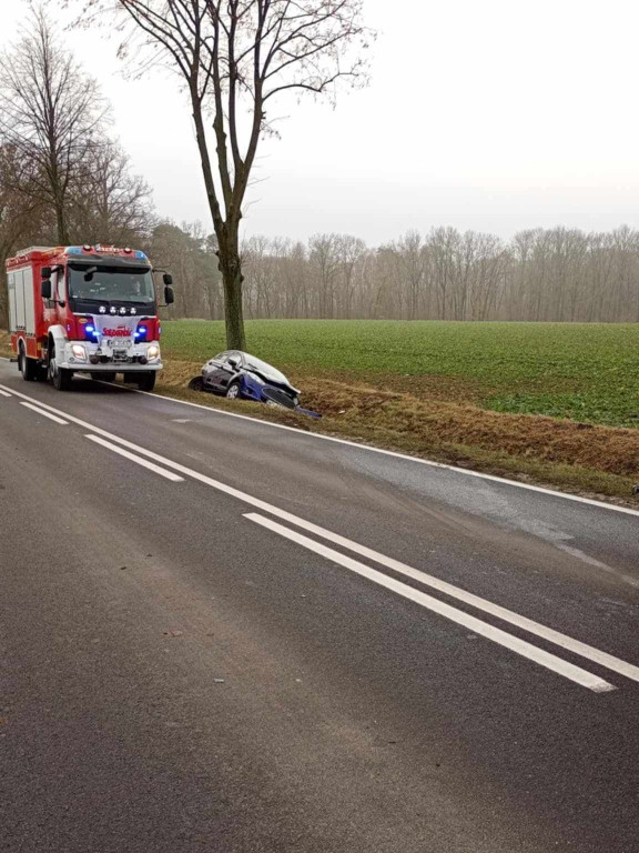 Zderzenie trzech aut podczas wyprzedzania