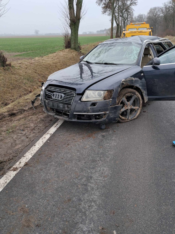 Zderzenie trzech aut podczas wyprzedzania