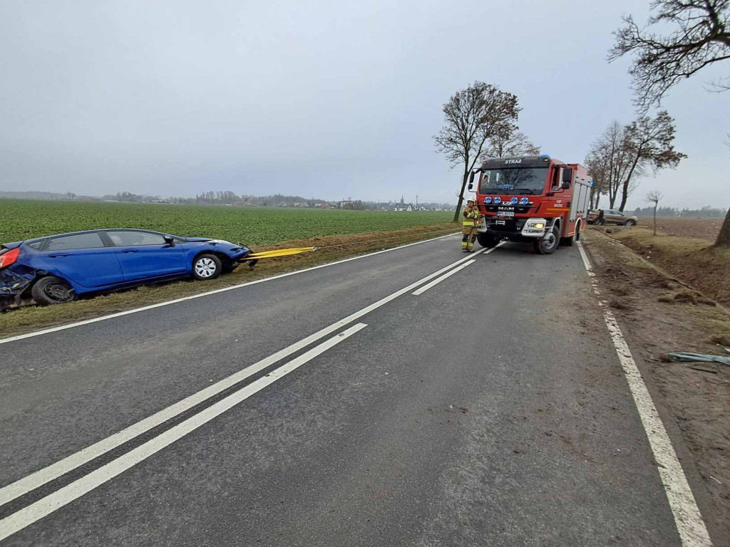 Zderzenie trzech aut podczas wyprzedzania