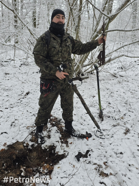 Poszukiwacz odnalazł broń w lesie