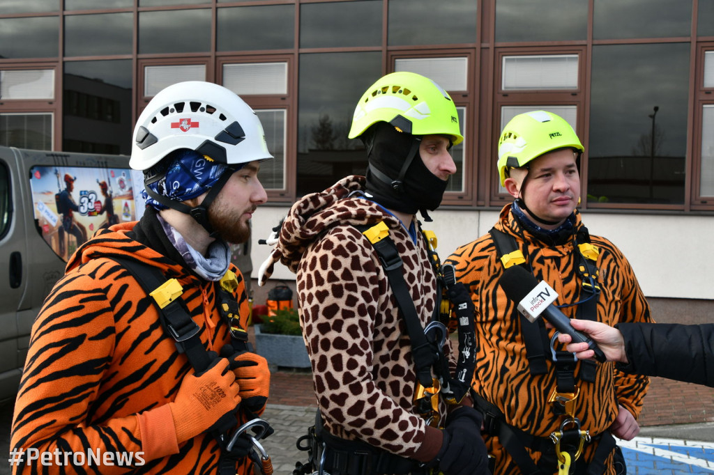 Alpiniści i strażacy zjechali z dachu do dzieci