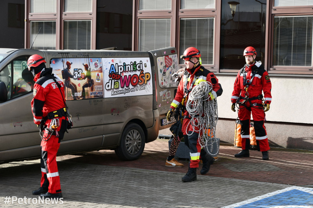 Alpiniści i strażacy zjechali z dachu do dzieci