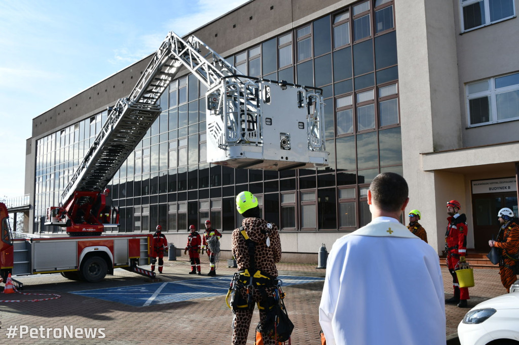 Alpiniści i strażacy zjechali z dachu do dzieci