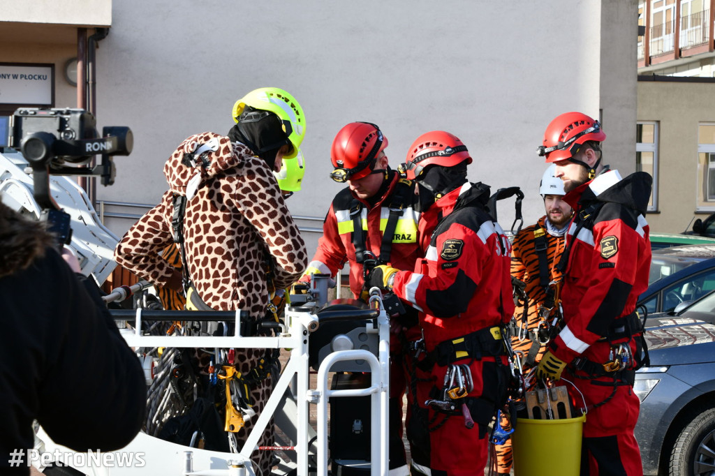 Alpiniści i strażacy zjechali z dachu do dzieci