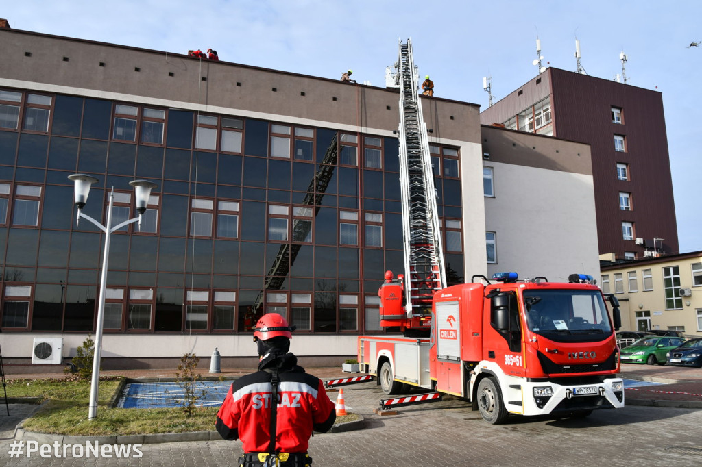 Alpiniści i strażacy zjechali z dachu do dzieci