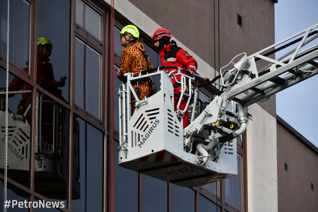 Alpiniści i strażacy zjechali z dachu do dzieci