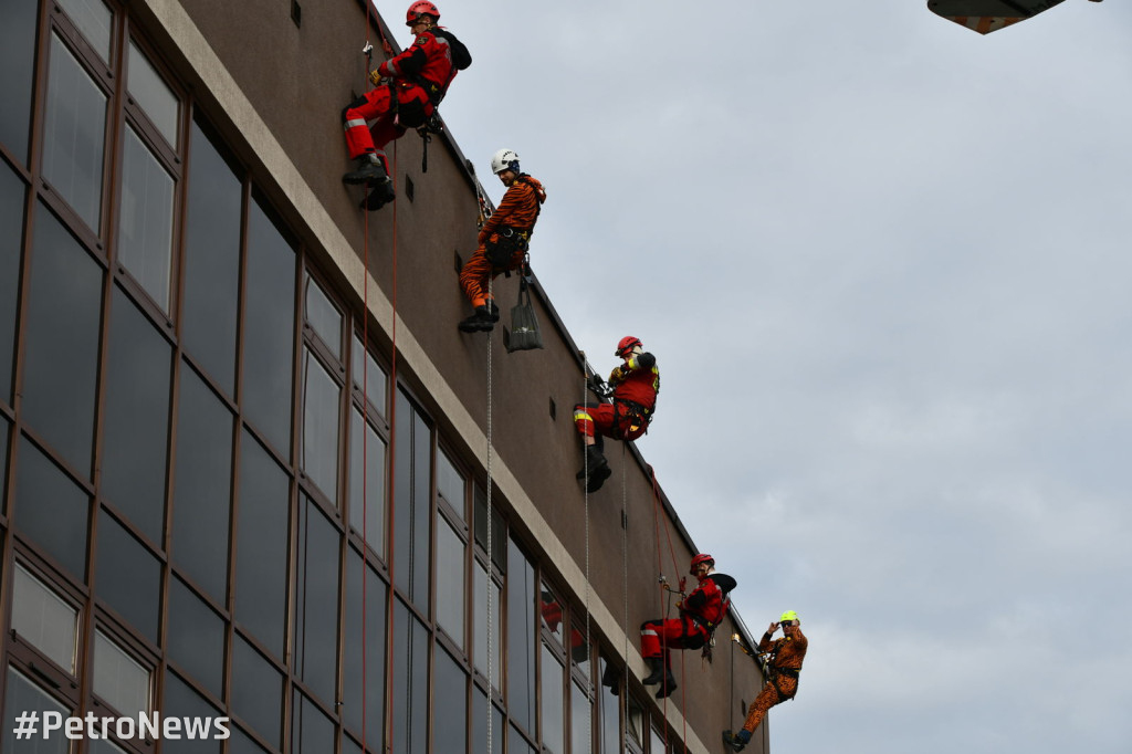 Alpiniści i strażacy zjechali z dachu do dzieci