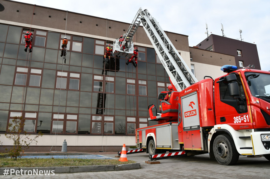 Alpiniści i strażacy zjechali z dachu do dzieci