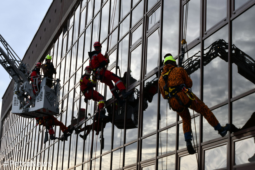 Alpiniści i strażacy zjechali z dachu do dzieci