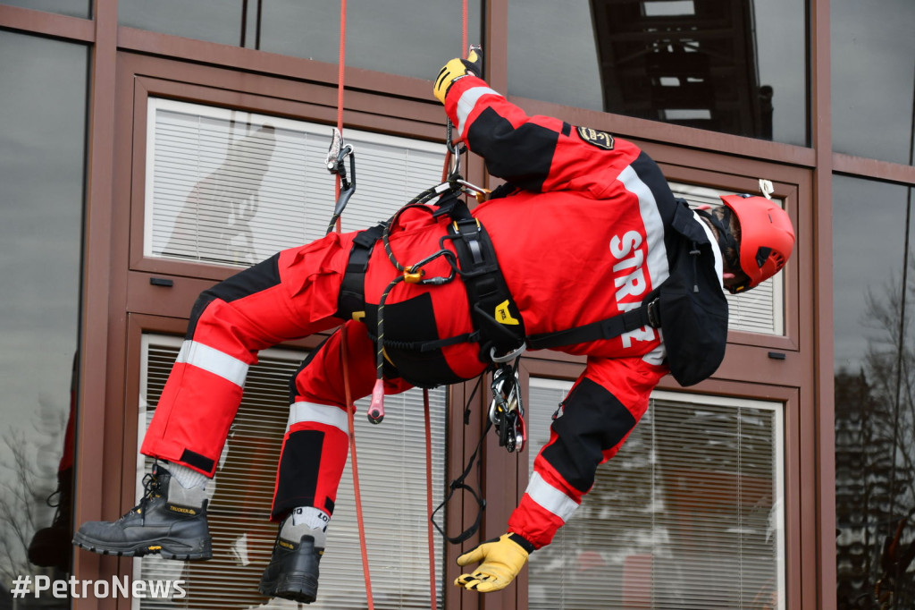 Alpiniści i strażacy zjechali z dachu do dzieci