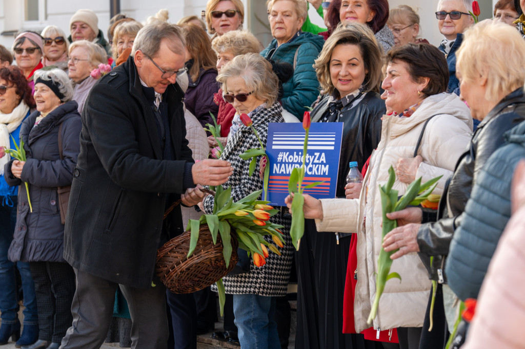 Kobiety za Nawrockim - akcja przed ratuszem