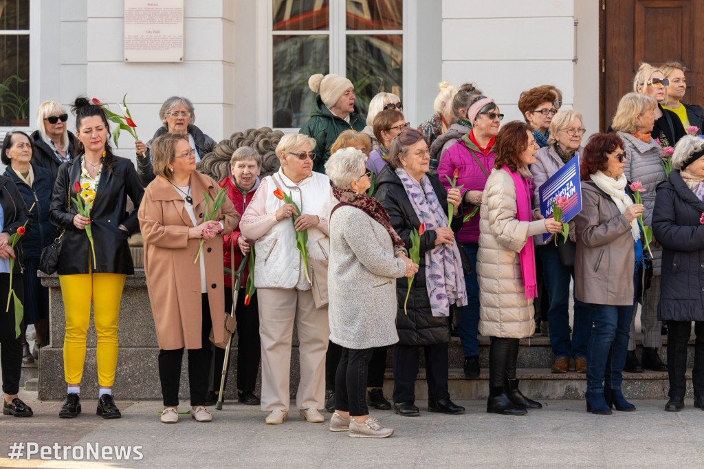 Kobiety za Nawrockim - akcja przed ratuszem