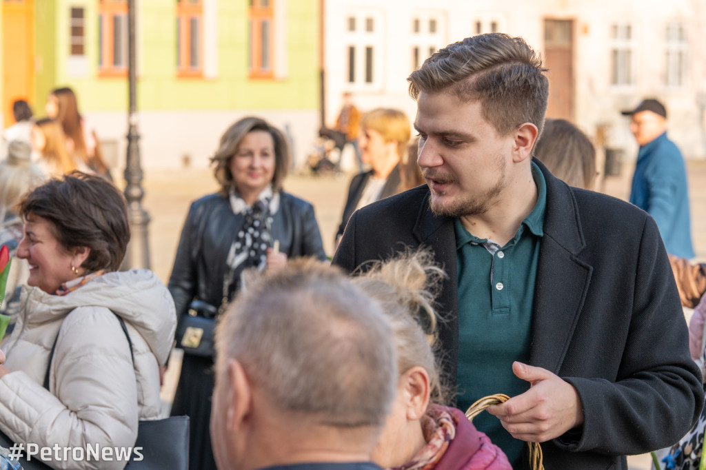 Kobiety za Nawrockim - akcja przed ratuszem