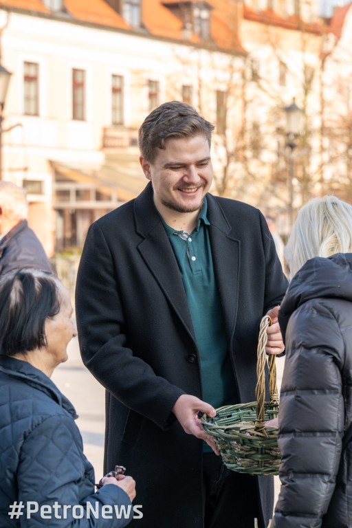 Kobiety za Nawrockim - akcja przed ratuszem