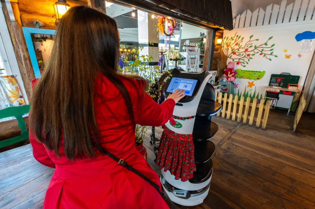 Karczma pod Strzechą ma kelnerkę robota