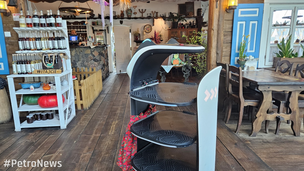 Karczma pod Strzechą ma kelnerkę robota