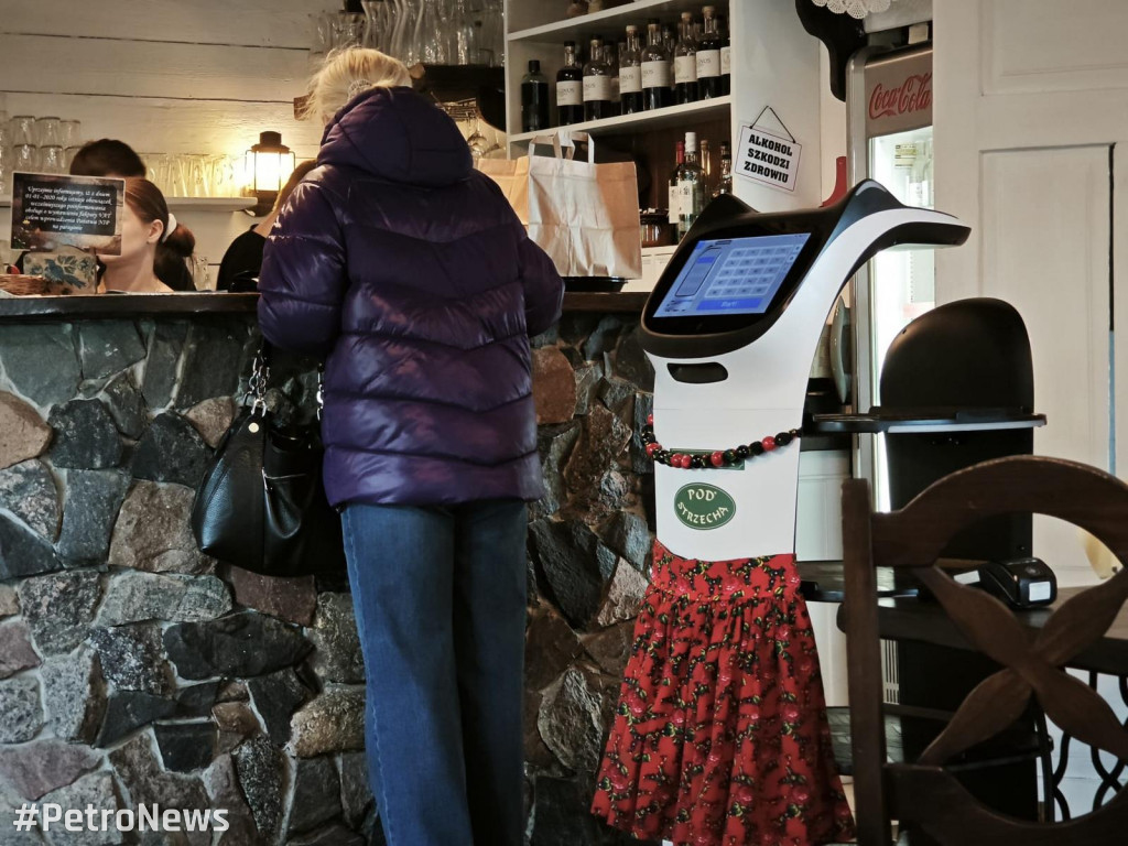 Karczma pod Strzechą ma kelnerkę robota