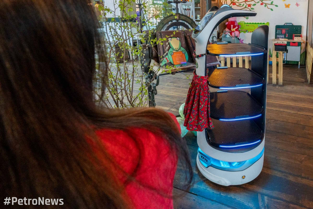 Karczma pod Strzechą ma kelnerkę robota