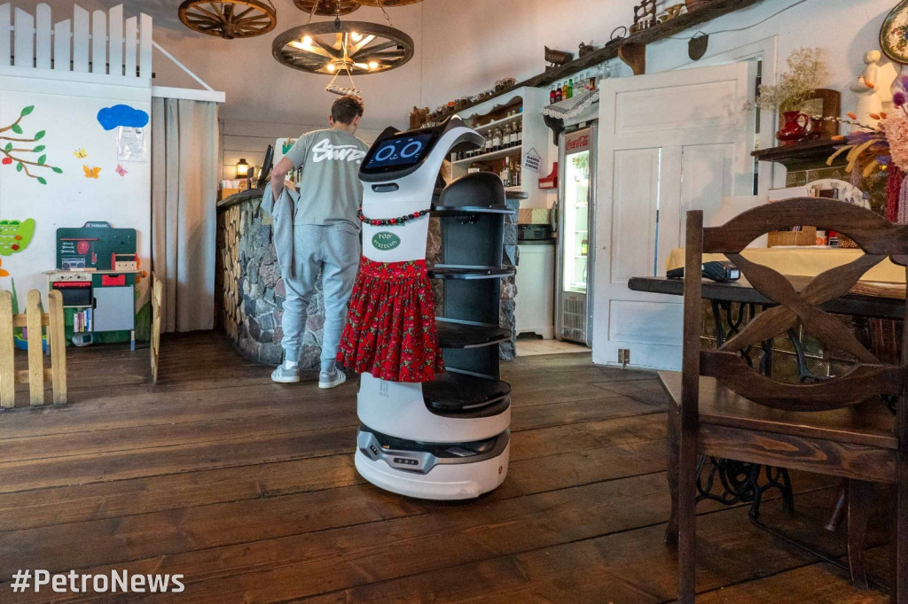 Karczma pod Strzechą ma kelnerkę robota
