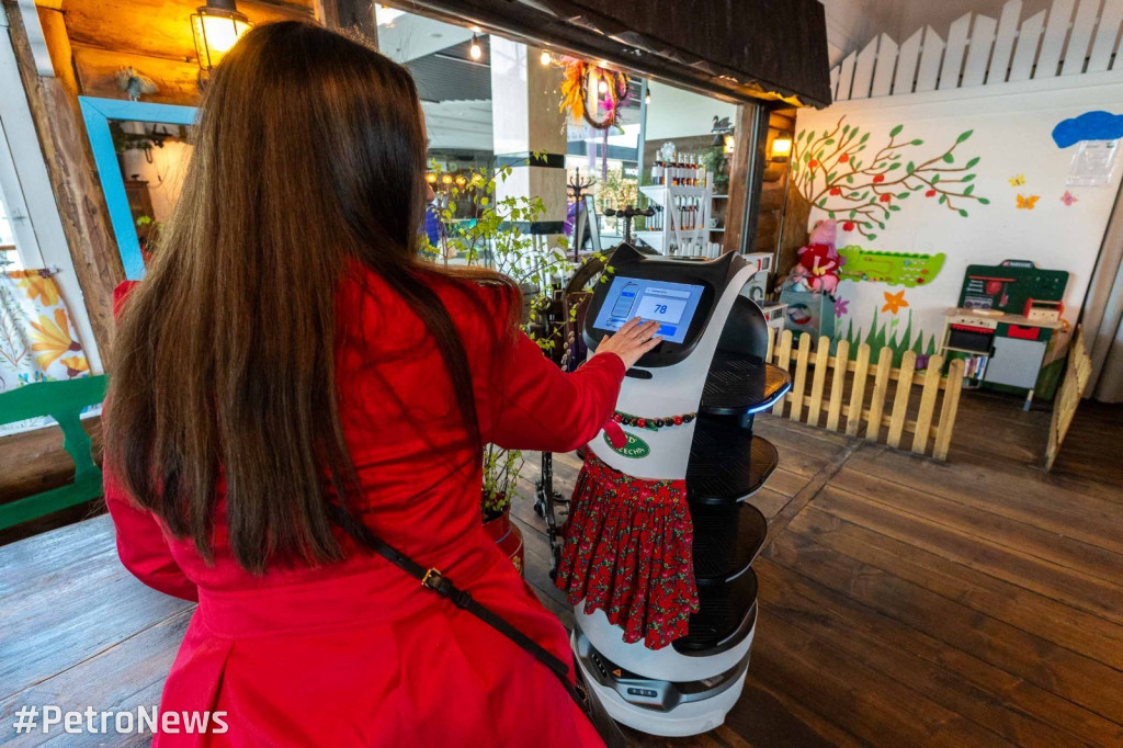 Karczma pod Strzechą ma kelnerkę robota