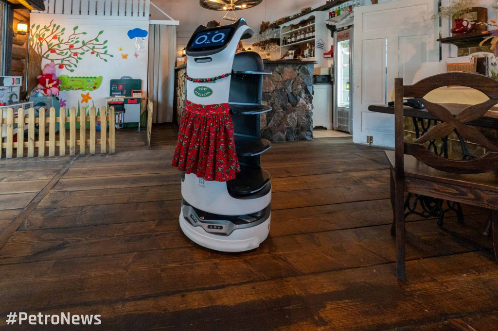 Karczma pod Strzechą ma kelnerkę robota