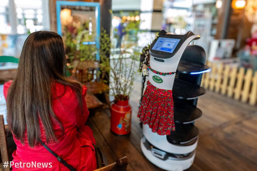 Karczma pod Strzechą ma kelnerkę robota
