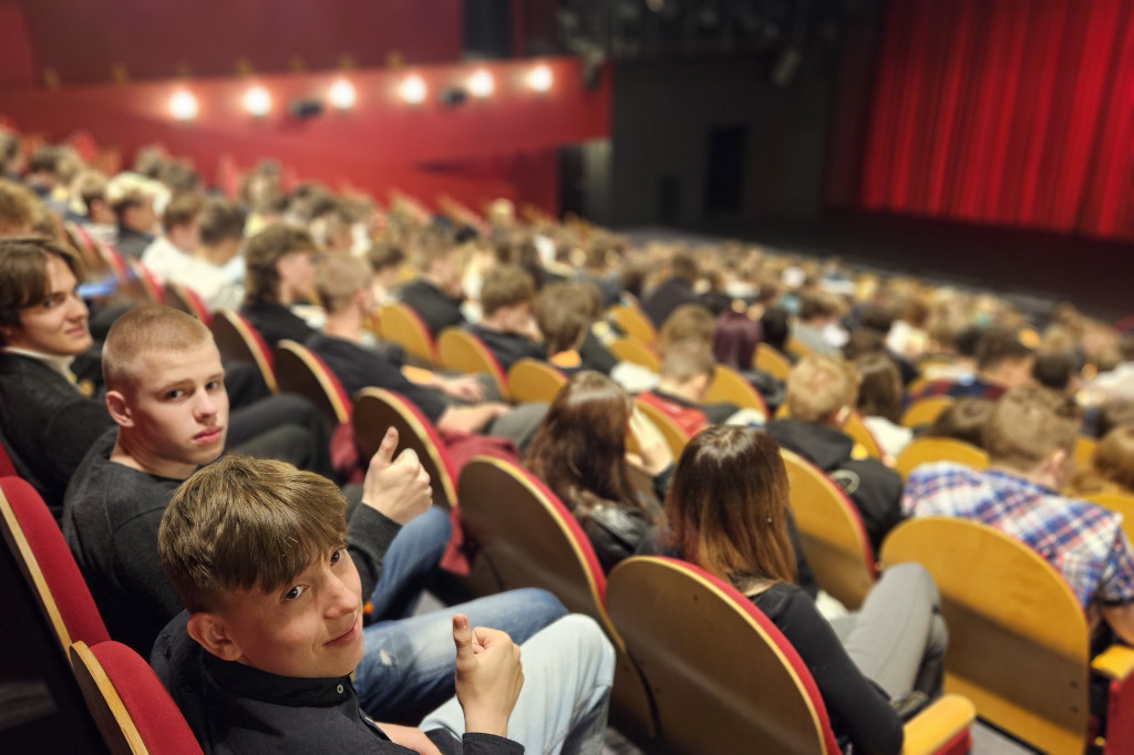 Teatr z tradycją, przyszłością i... ORLENEM