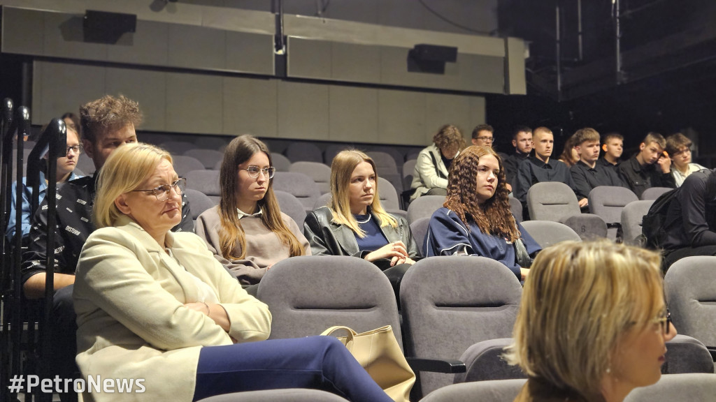 Teatr z tradycją, przyszłością i... ORLENEM
